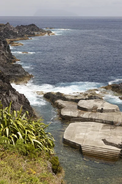 Azorerna kusten landskap med naturlig pool i Flores island. PERSSON — Stockfoto