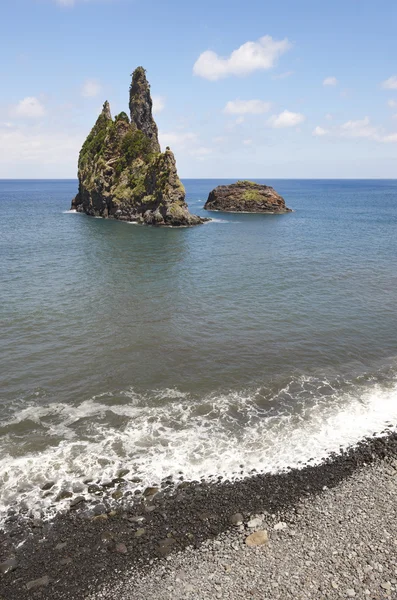 Azoren Küstenlandschaft mit Kieselstrand in flores Insel. p — Stockfoto