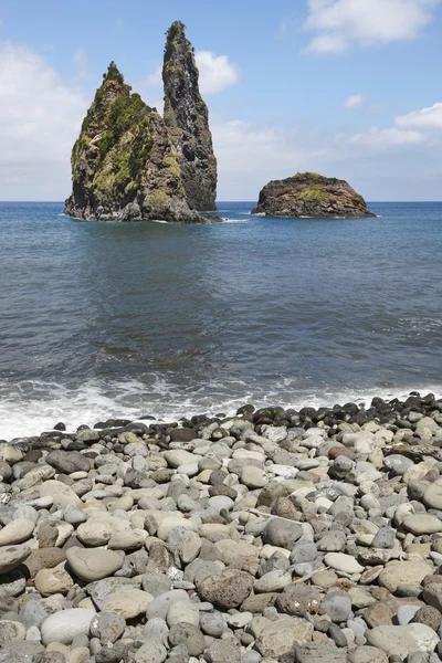 Azorerna kusten landskap med stenstrand i Flores island. PERSSON — Stockfoto