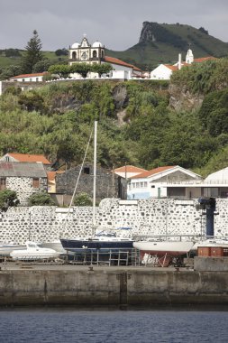 Lajes das Flores yelkenlileri ve kilise ile Azores peyzaj