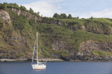 Flores Island bağlantı noktası giriş bağlantılı yelkenli. Azor, Portug
