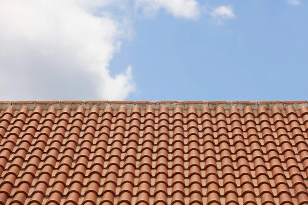 Telhado telha laranja sobre um céu azul — Fotografia de Stock