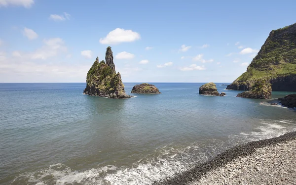 Krajobraz linia brzegowa Azorów z kamienistej plaży na wyspie Flores. P — Zdjęcie stockowe