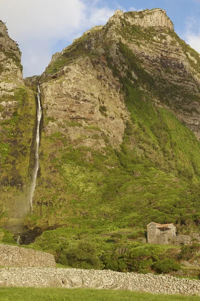 Пейзаж с водопадом в Фаха-Гранде, остров Флорес. Азорские острова , — стоковое фото