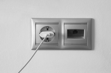 Elektrik ve ethernet soketine ve dokulu beyaz bir duvar