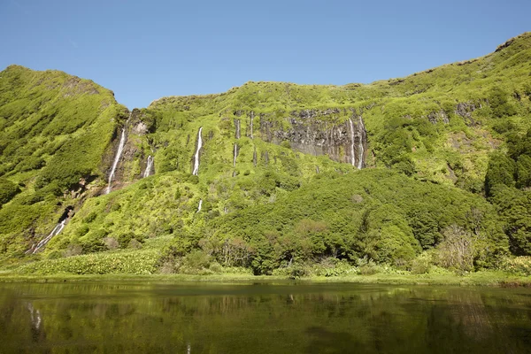 Azoren-Landschaft in Flores Insel. Wasserfälle im Pozo da Alagoin — Stockfoto