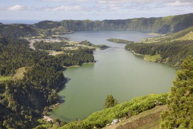 Göller ile manzara. Lagoa azul lagoa verde. Sao Miguel. Azores