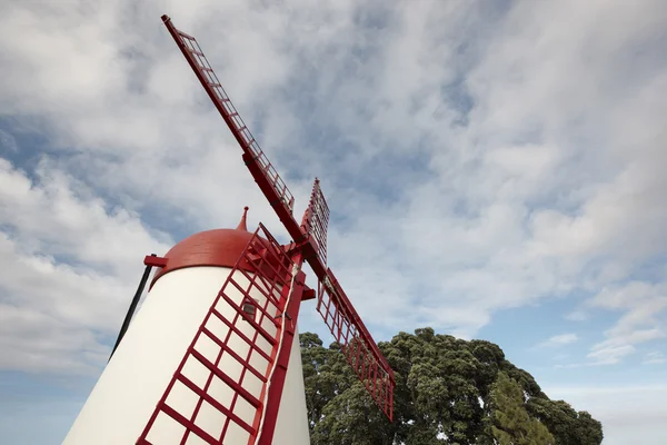 Molino tradicional de viento rojo y blanco de Azores en Sao Miguel. Portugal —  Fotos de Stock
