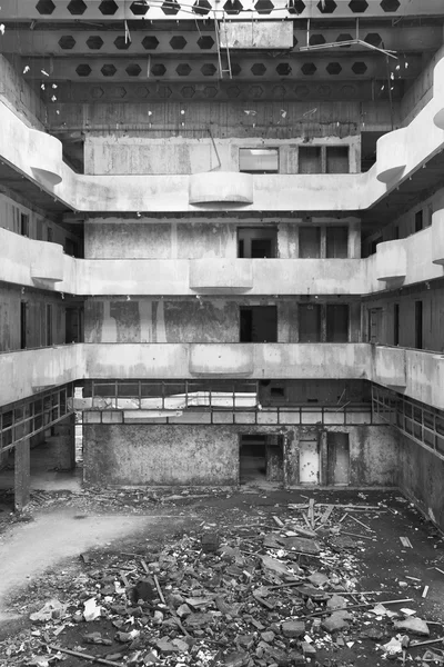 Interior do edifício abandonado em ruínas. Preto e branco — Fotografia de Stock