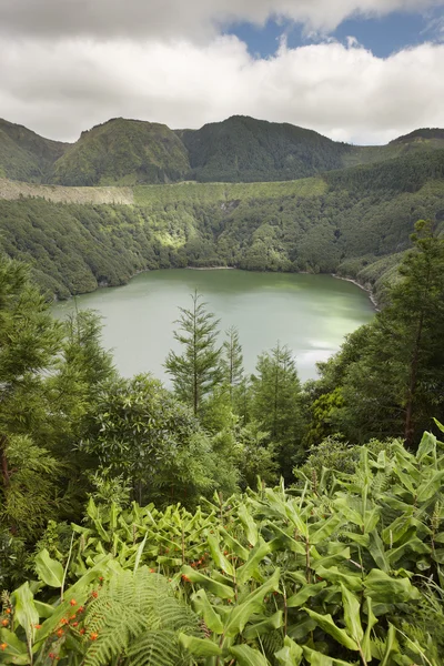 Paisaje con lago. Lagoa de Santiago, Isla de Sao Miguel. Azore. — Foto de Stock