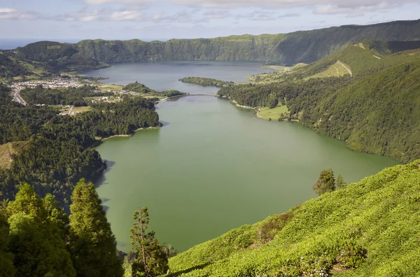 Paisagem com lago. Lagoa azul lagoa verde. São Miguel. Açores — Fotografia de Stock