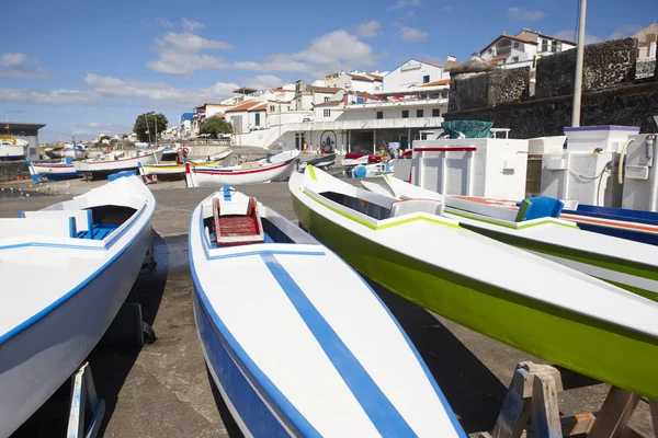 Barcos coloridos num porto. Ilha de São Miguel. Açores. Portugal — Fotografia de Stock