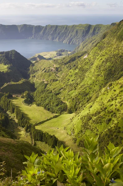 Azorerna landskap med sjö och hav i Sao Miguel, Azorerna — Stockfoto