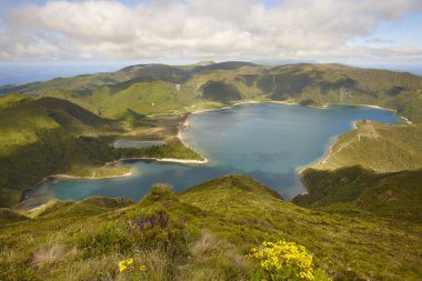 Azores peyzaj göl ile. Lagoa Fogo, Sao Miguel yapmak. Portekiz