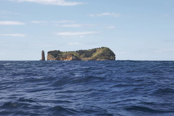 Azorerna kusten landskap med vulkanisk ö. Ilheu da Vila. — Stockfoto