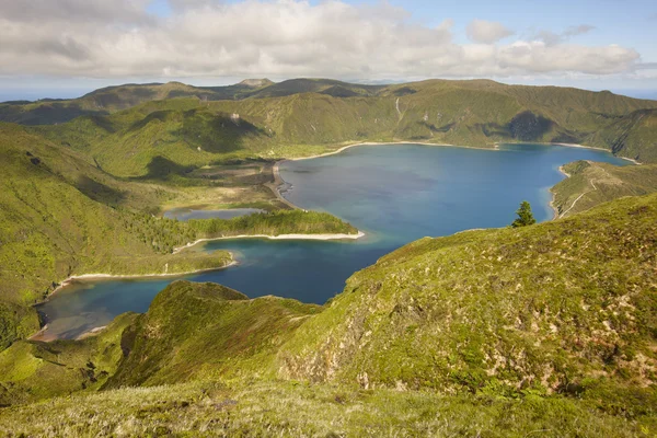 Azorenlandschaft mit See. lagoa do fogo, sao miguel. portugal — Stockfoto