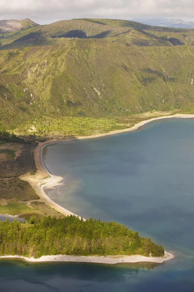 Azores paisagem com lago. Lagoa do Fogo, São Miguel. Portugal — Fotografia de Stock