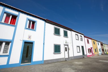 Sao Miguel Island geleneksel Azor Adaları çok renkli sokak. Por