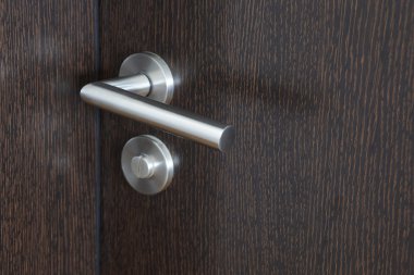 Kilit üzerinde bir wengue ahşap kapı ile metalik kapı kolu