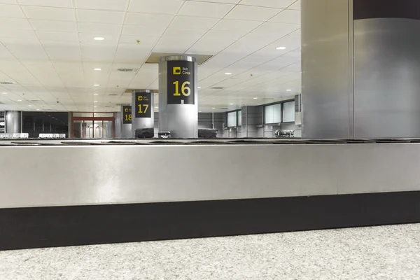 Área de cintos de bagagem em um aeroporto moderno. Ninguém. — Fotografia de Stock