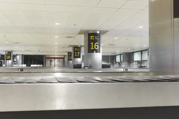 Área de cintos de bagagem em um aeroporto moderno. Ninguém. — Fotografia de Stock