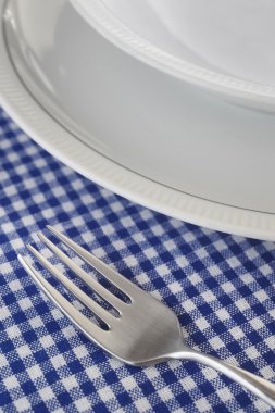 Çatal ve yemekleri ayrıntı üzerinde mavi bir masa örtüsü