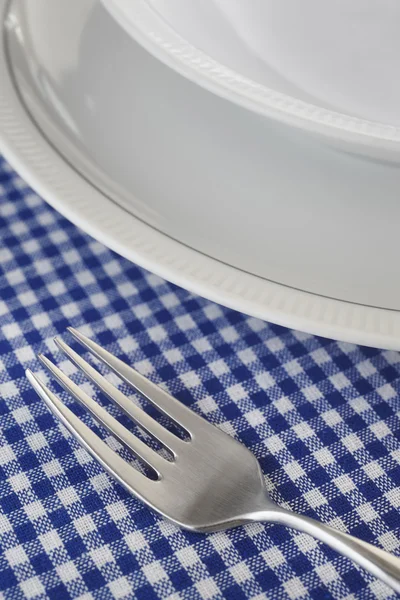 Çatal ve yemekleri ayrıntı üzerinde mavi bir masa örtüsü