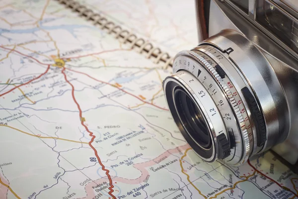 Still life fotoğraf makinesi ve harita ile sonbahar ormandaki — Stok fotoğraf