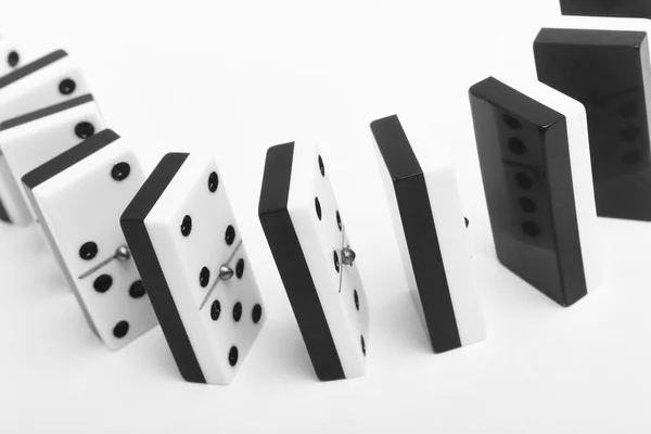 Domino gioco con pezzi su uno sfondo bianco. Nero, bianco — Foto Stock