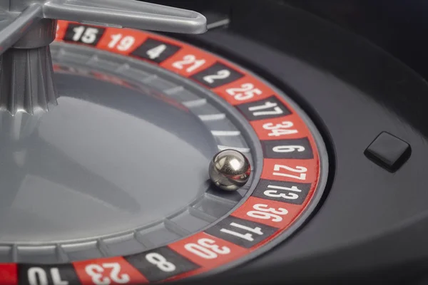 Casino detalle ruleta con bola en el número trece. Juegos de azar —  Fotos de Stock