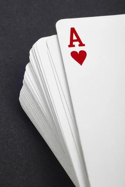Juego de cartas con el as de los corazones detalle. Fondo negro —  Fotos de Stock