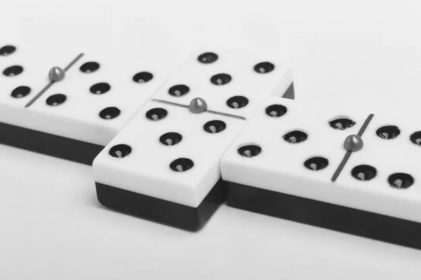 Jogo de dominó com peças sobre um fundo branco. Preto, branco — Fotografia de Stock