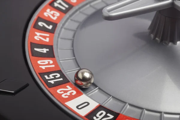 Casino roulette détail avec balle dans le numéro trente-deux. Jeux d'argent — Photo