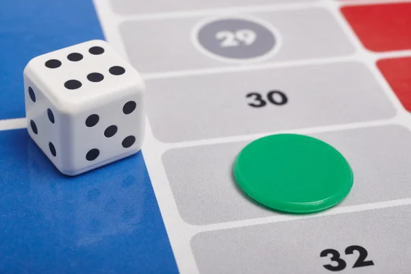 Parcheesi detalle del juego de mesa con dados y pieza de juego —  Fotos de Stock