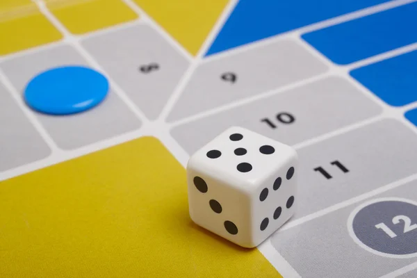 Parcheesi detalle del juego de mesa con dados y pieza de juego —  Fotos de Stock