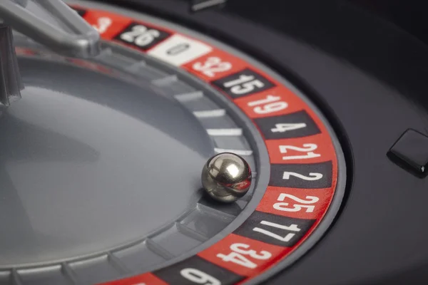 Casino roulette détail avec balle dans le numéro vingt-cinq. Jeux d'argent — Photo