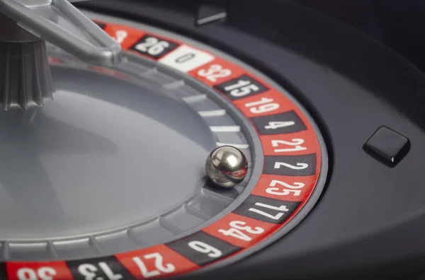 Casino roulette détail avec balle dans le numéro vingt-cinq. Jeux d'argent — Photo