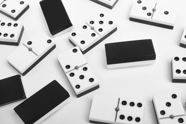 Domino gioco con pezzi su uno sfondo bianco. Nero, bianco — Foto Stock