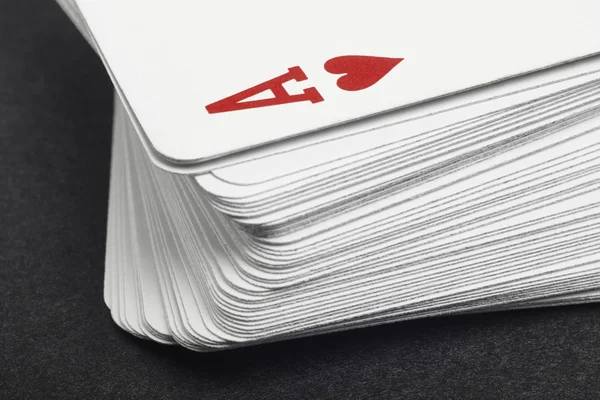 Juego de cartas con as de detalle del corazón. Fondo negro —  Fotos de Stock