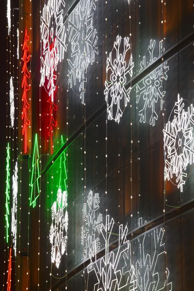 Decorazione di luci di Natale su una facciata di edificio — Foto Stock