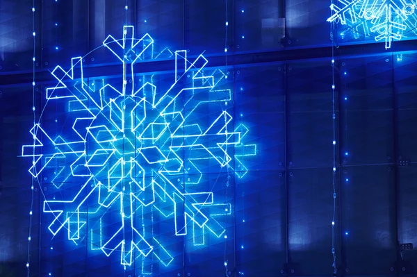 Decorazione di luci di Natale su una facciata di edificio in tono azzurro — Foto Stock
