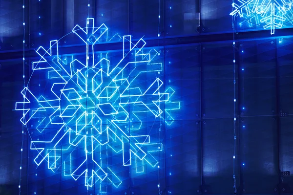 Décoration de lumières de Noël sur une façade de bâtiment en ton bleu — Photo