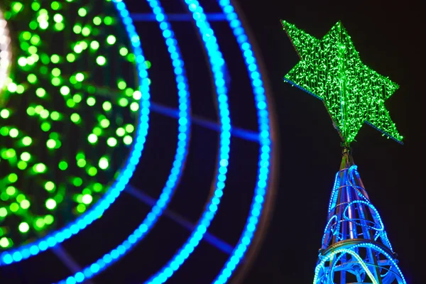 Dettaglio albero di Natale con decorazione a luci verdi e blu. Fuori! — Foto Stock