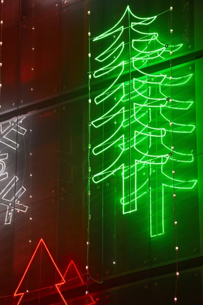 Decorazione di luci di Natale su una facciata di edificio — Foto Stock