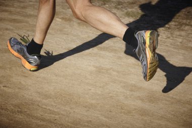 Üst düzey atletik runner bacaklar detay. Açık devre
