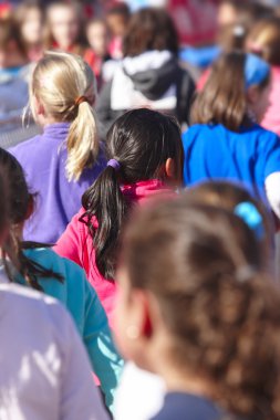 Sırtındaki pigtails kız. Açık havada. 