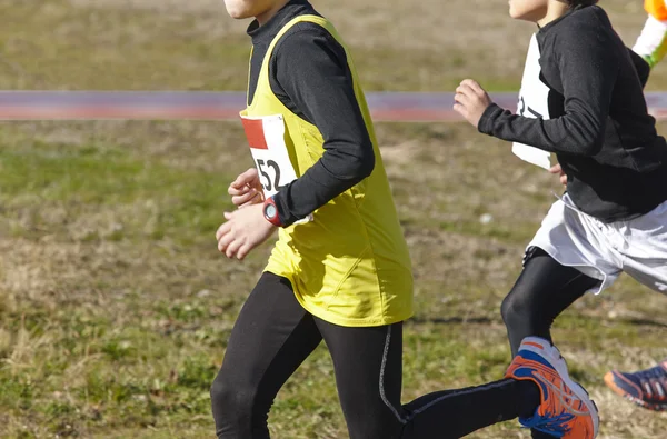 Jovens atletas em uma corrida. Circuito exterior — Fotografia de Stock