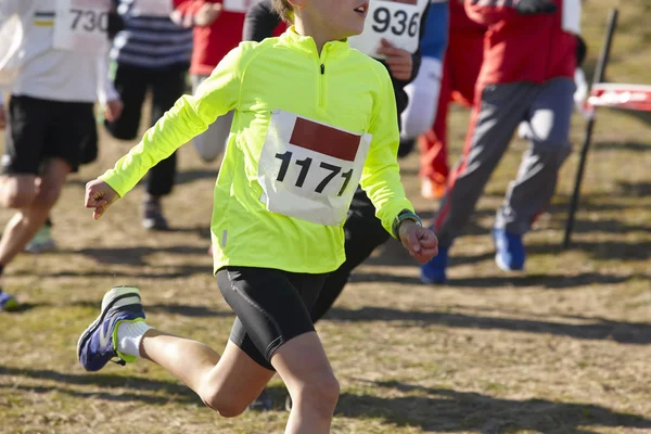 Jonge atletische lopers op een race. Openlucht circuit. — Stockfoto