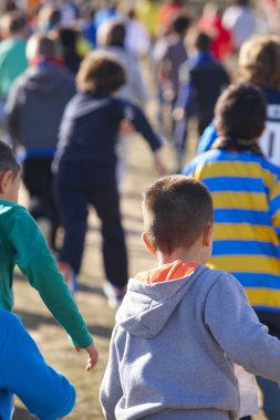 Güneşli bir günde çalışan pek çok atletik çocuk. Açık devre