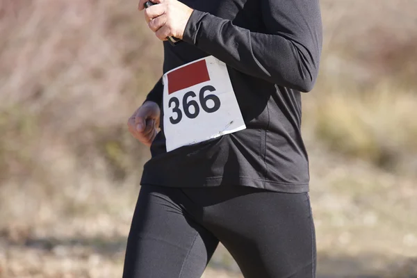 Mladý atletický běžec na běžecké závodní. Venkovní obvod. — Stock fotografie